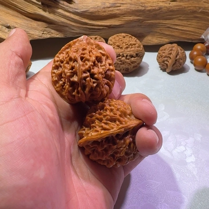 爱***某文玩核桃吊坠秦马