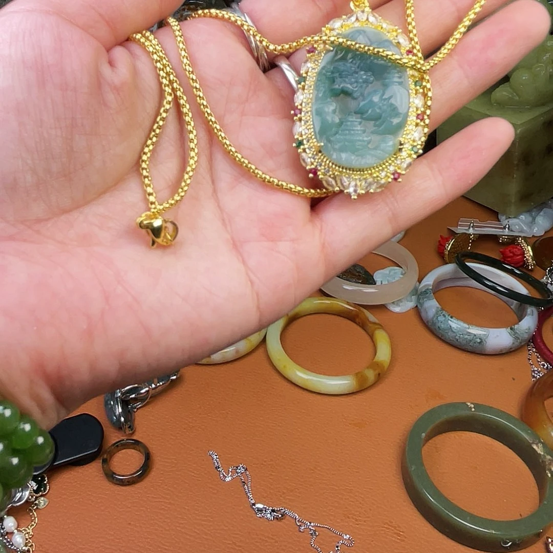 蛇纹石玉颈饰未镶嵌