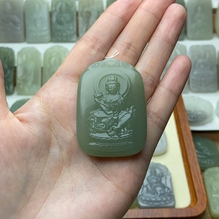 四***人和田玉未镶嵌颈饰