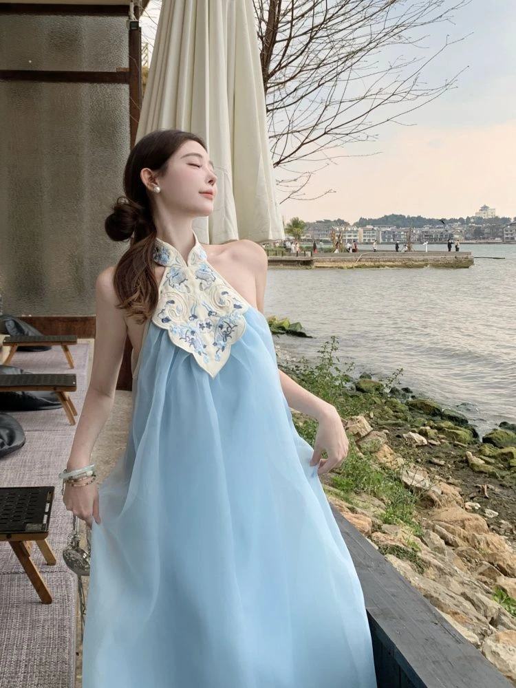 轻奢高级感连衣裙女2025夏季新款挂脖新中式国风刺绣气质温柔长裙