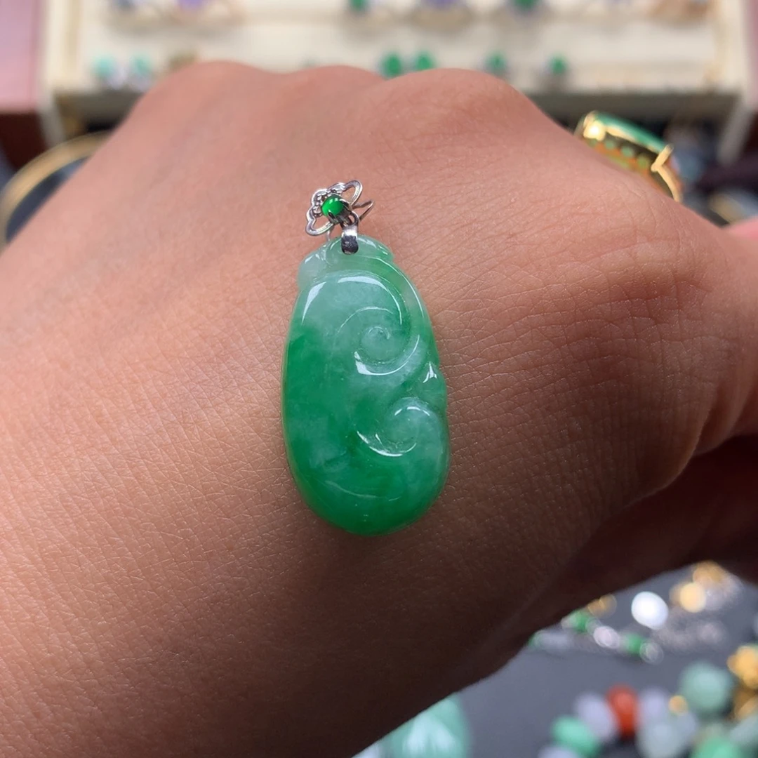 颈饰18K金镶嵌翡翠绿如意