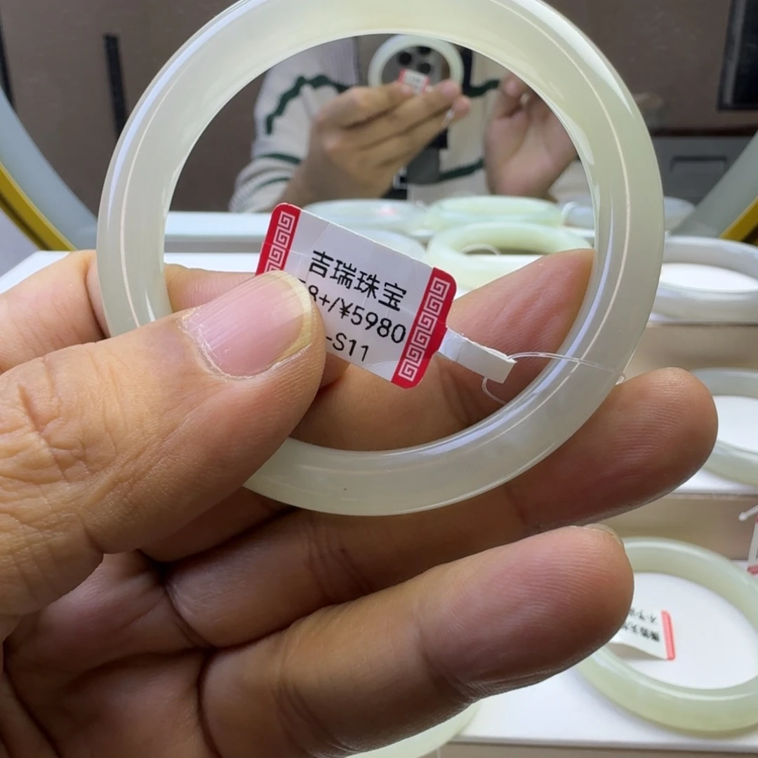 橘****和田玉未镶嵌手镯