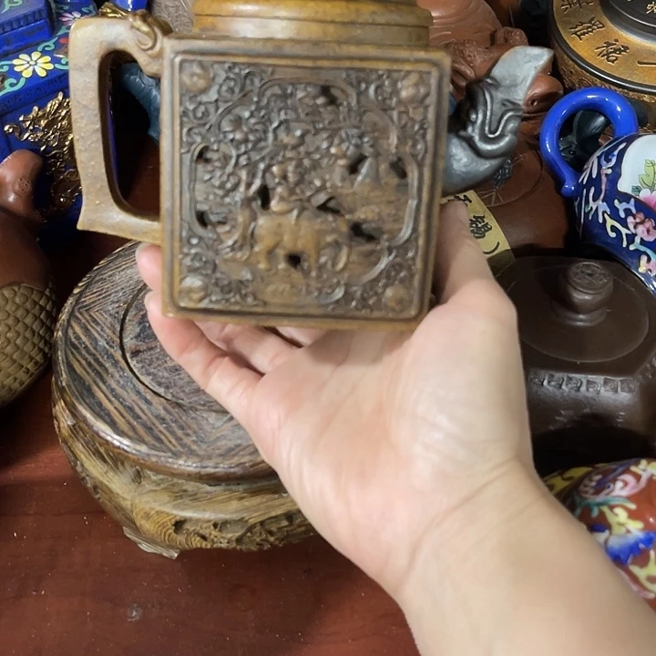 红泥茶壶原矿泥料手工制作的一把紫砂壶。