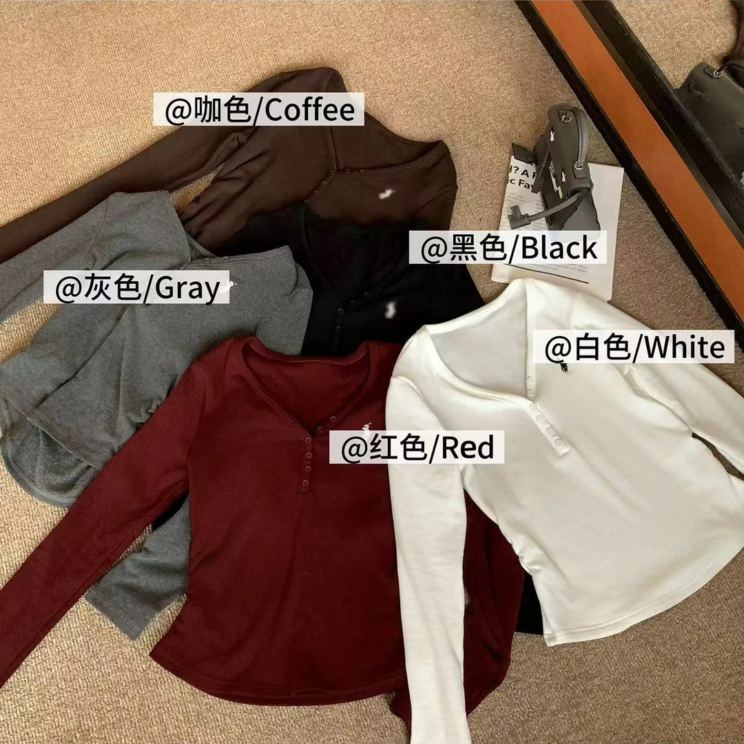 【11/12 20:00 上新】“微辣韵律”撞色刺绣标 V领长袖T恤