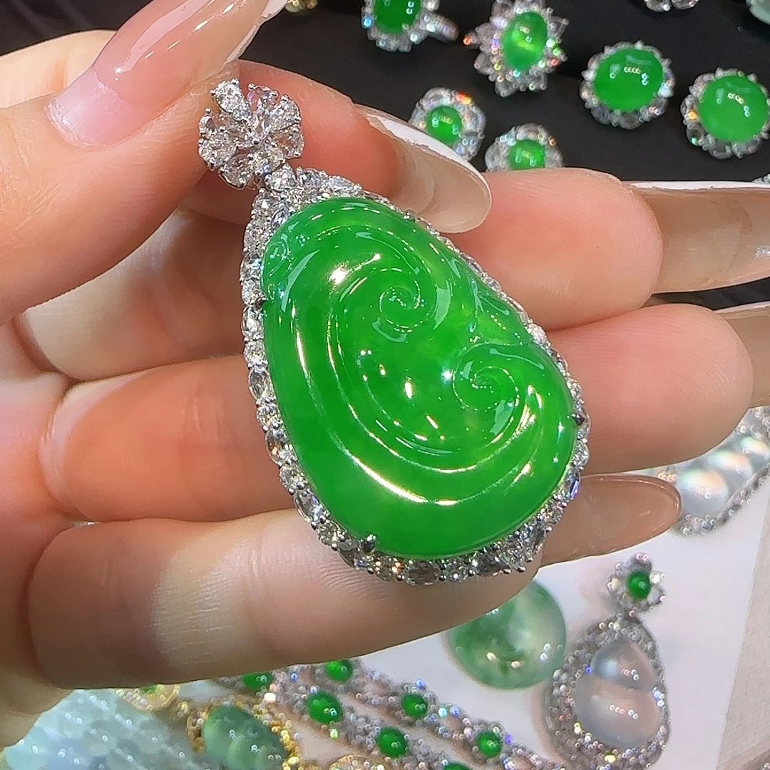 翡翠18K金镶嵌颈饰