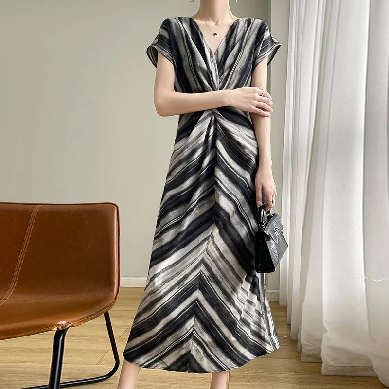 COS MOCO UR欧洲站V领条纹连衣裙女夏季2025新款时尚收腰设计