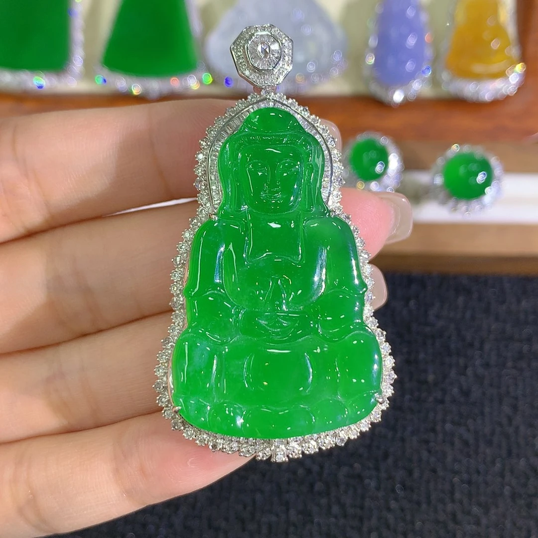 翡翠18K金镶嵌颈饰观音