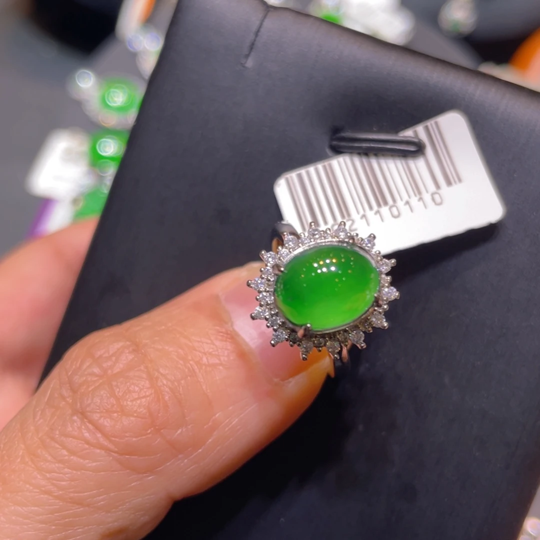 翡翠未镶嵌颈饰戒指