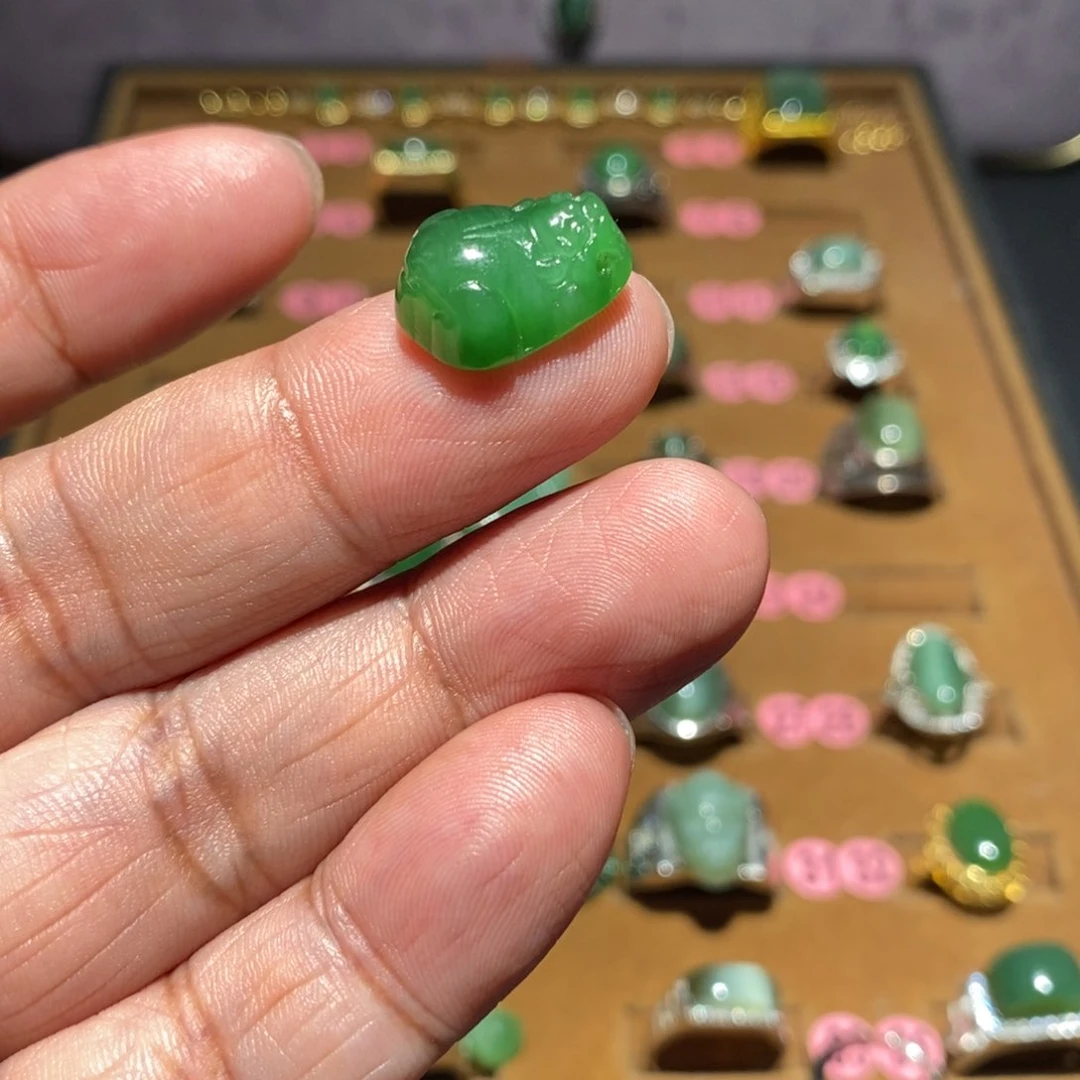 和田玉（碧玉）未镶嵌挂件卧**锋