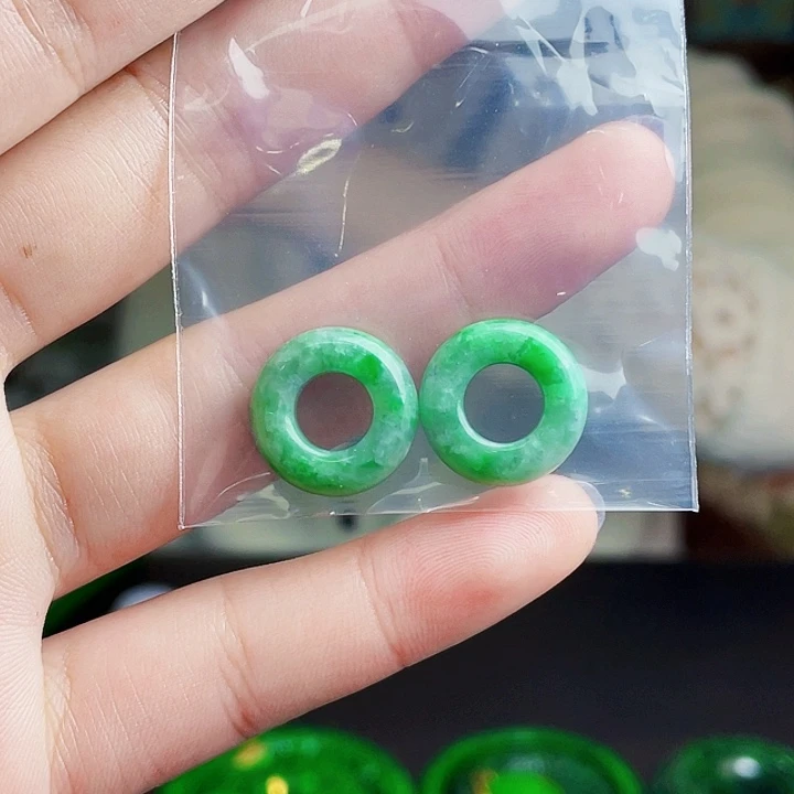 翡翠未镶嵌颈饰多样性
