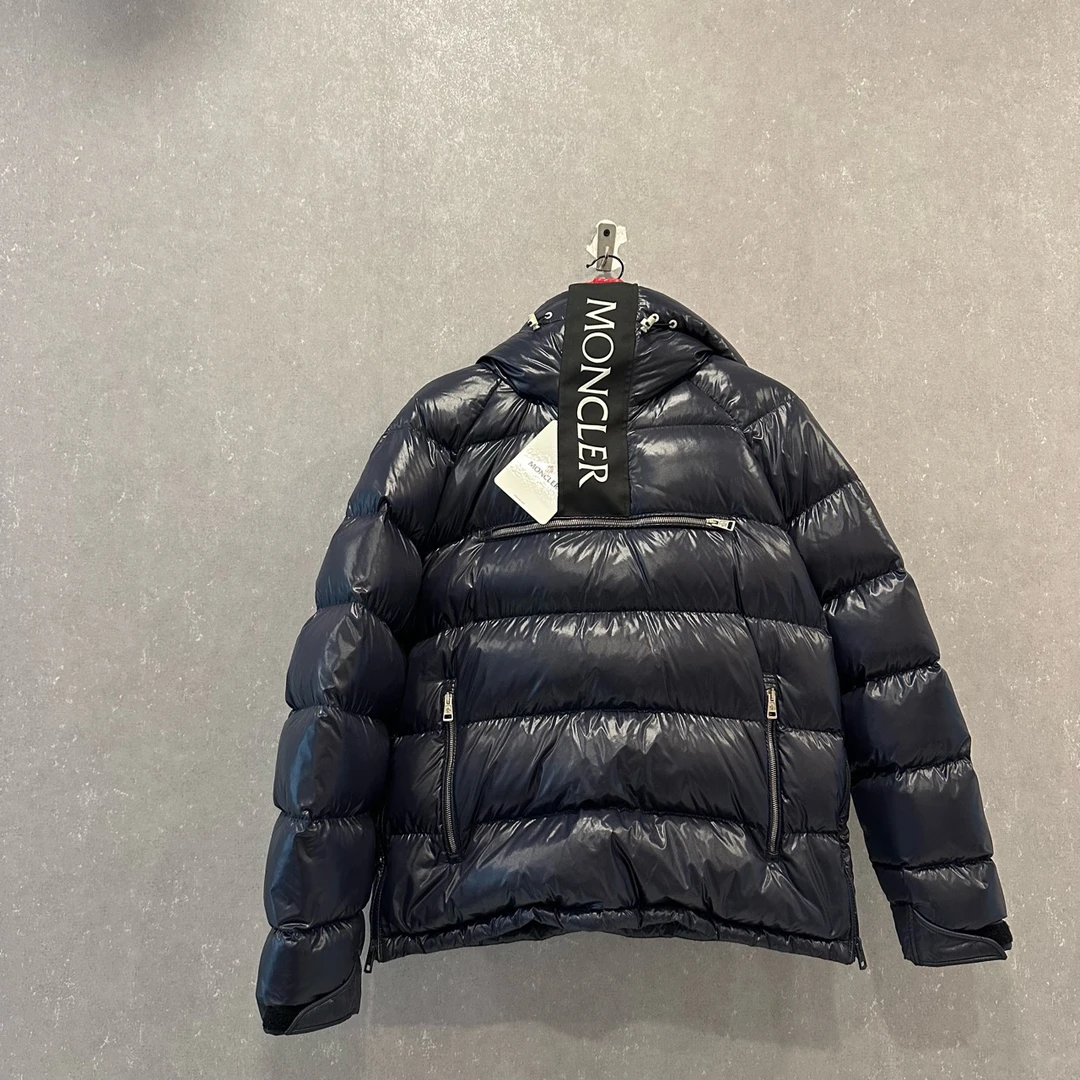 全新未使用 MONCLER 纯色绗缝正面印花填充连帽羽绒服2码/003269
