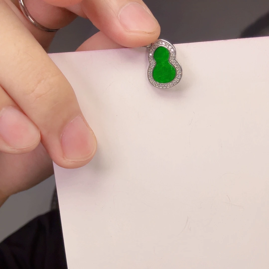 翡翠未镶嵌颈饰一件