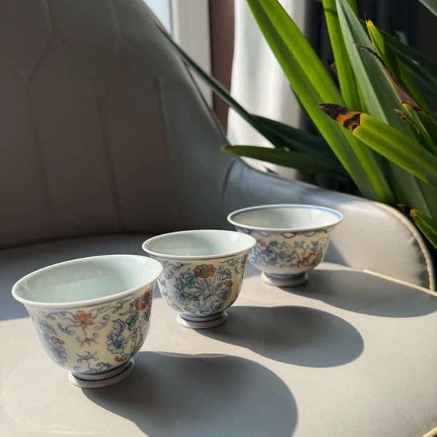 青花斗彩品茗杯