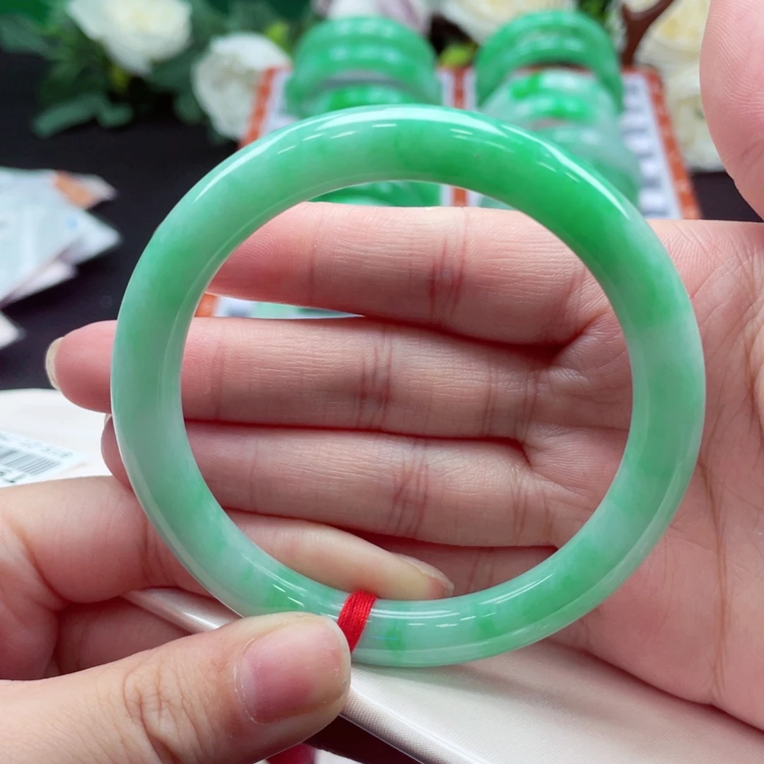 翡翠手镯未镶嵌翡翠