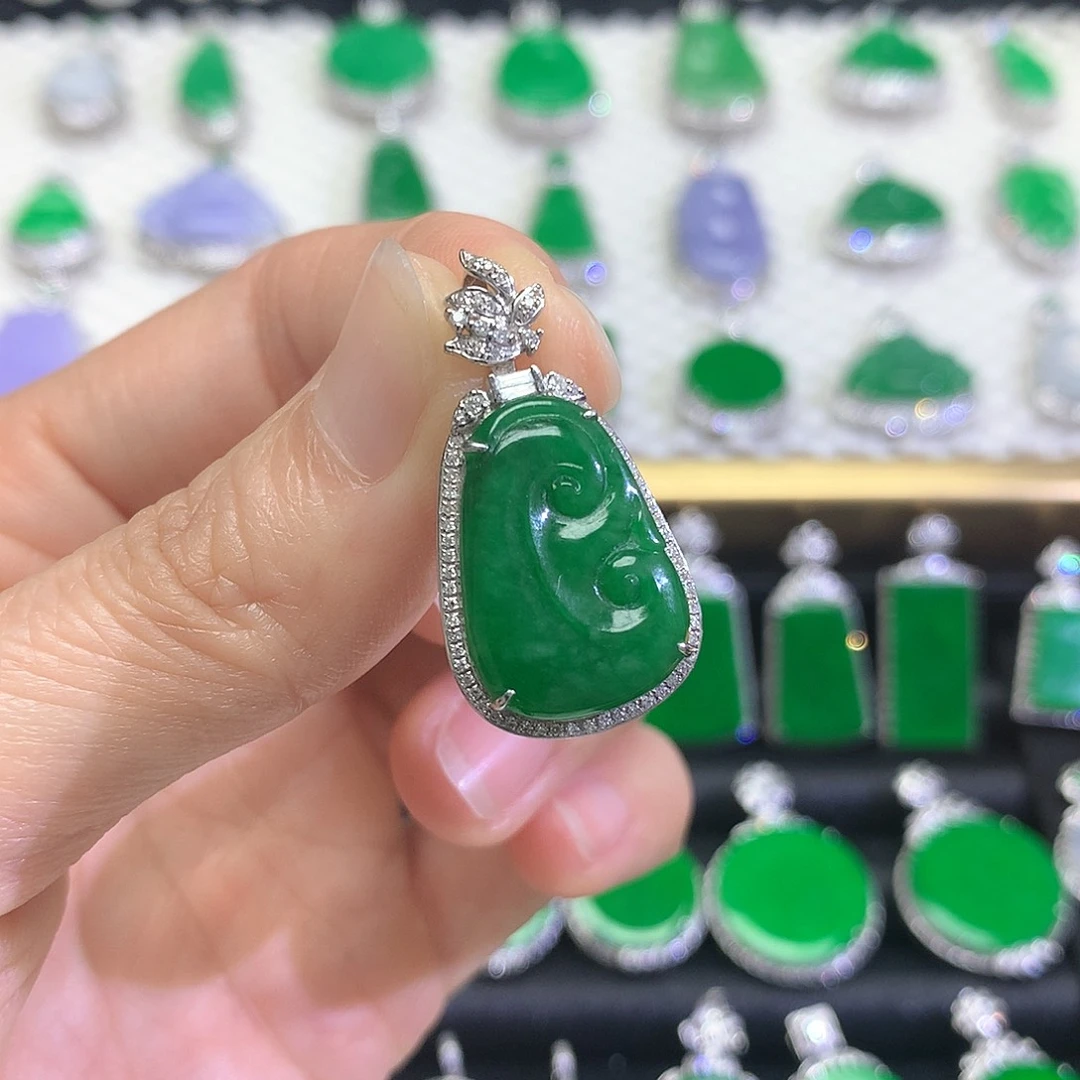 颈饰18K金镶嵌翡翠吊坠