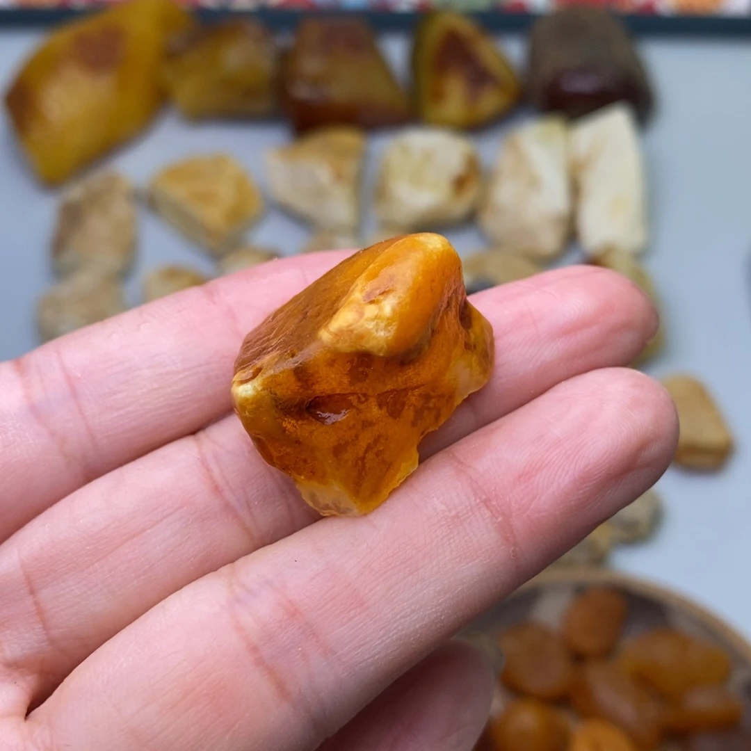 兔***定制琥珀天然蜜蜡乌料