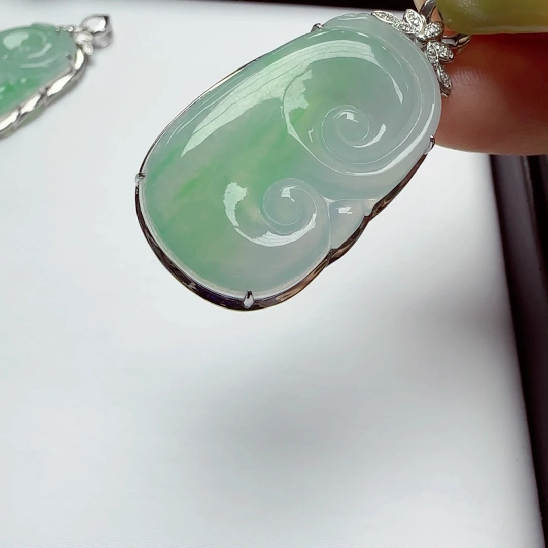 翡翠18K金镶嵌颈饰B427