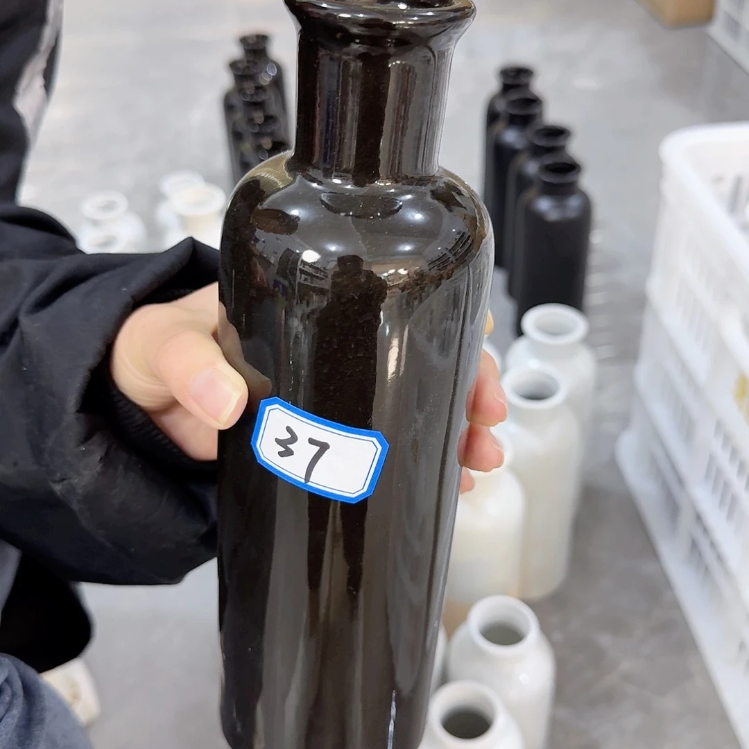 瓶37号黑色陶瓷高25厘米微瑕一个