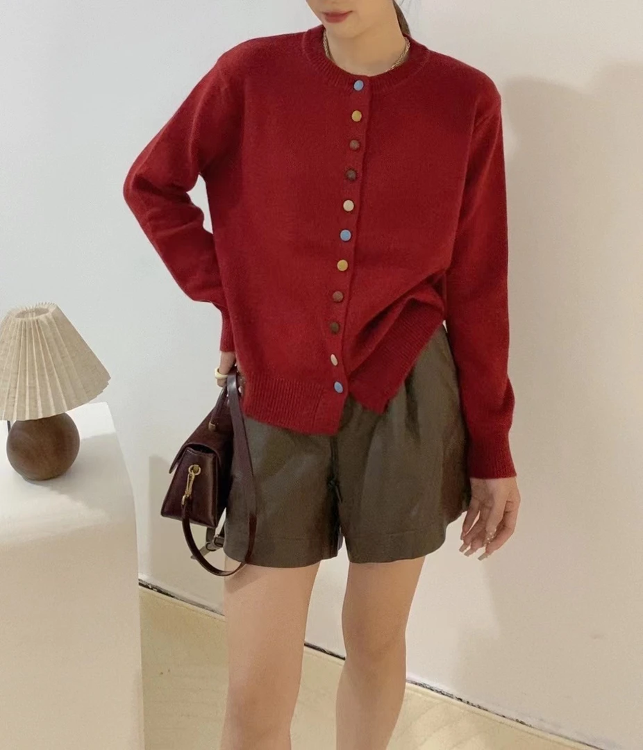 圆领开衫彩虹扣毛衣