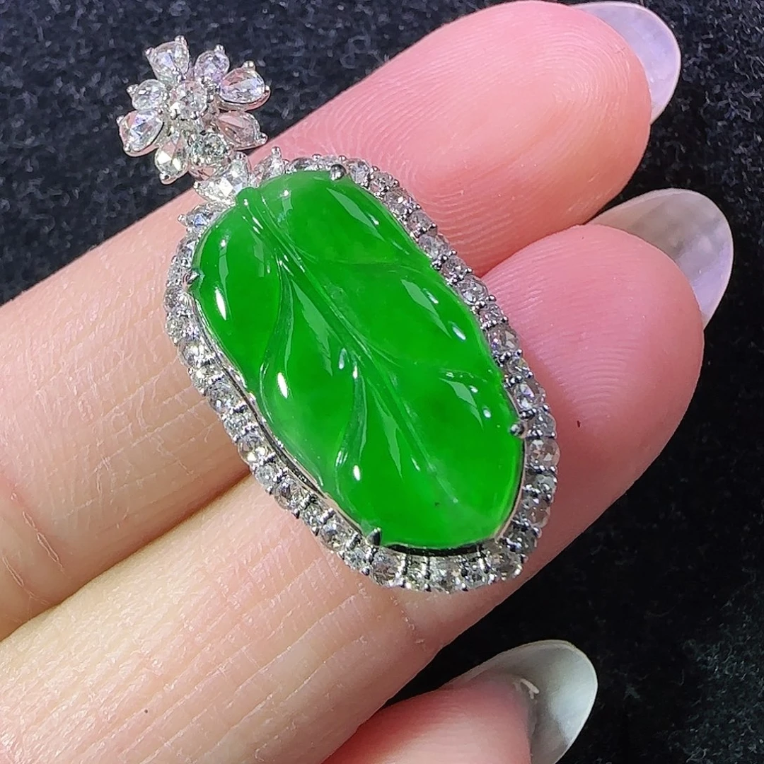 理***咩颈饰18K金镶嵌翡翠