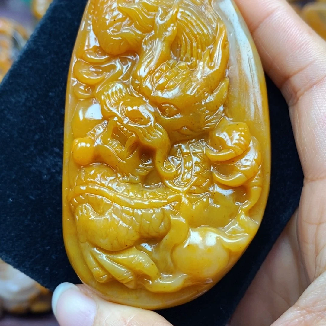 未镶嵌石英质玉（黄龙玉）颈饰