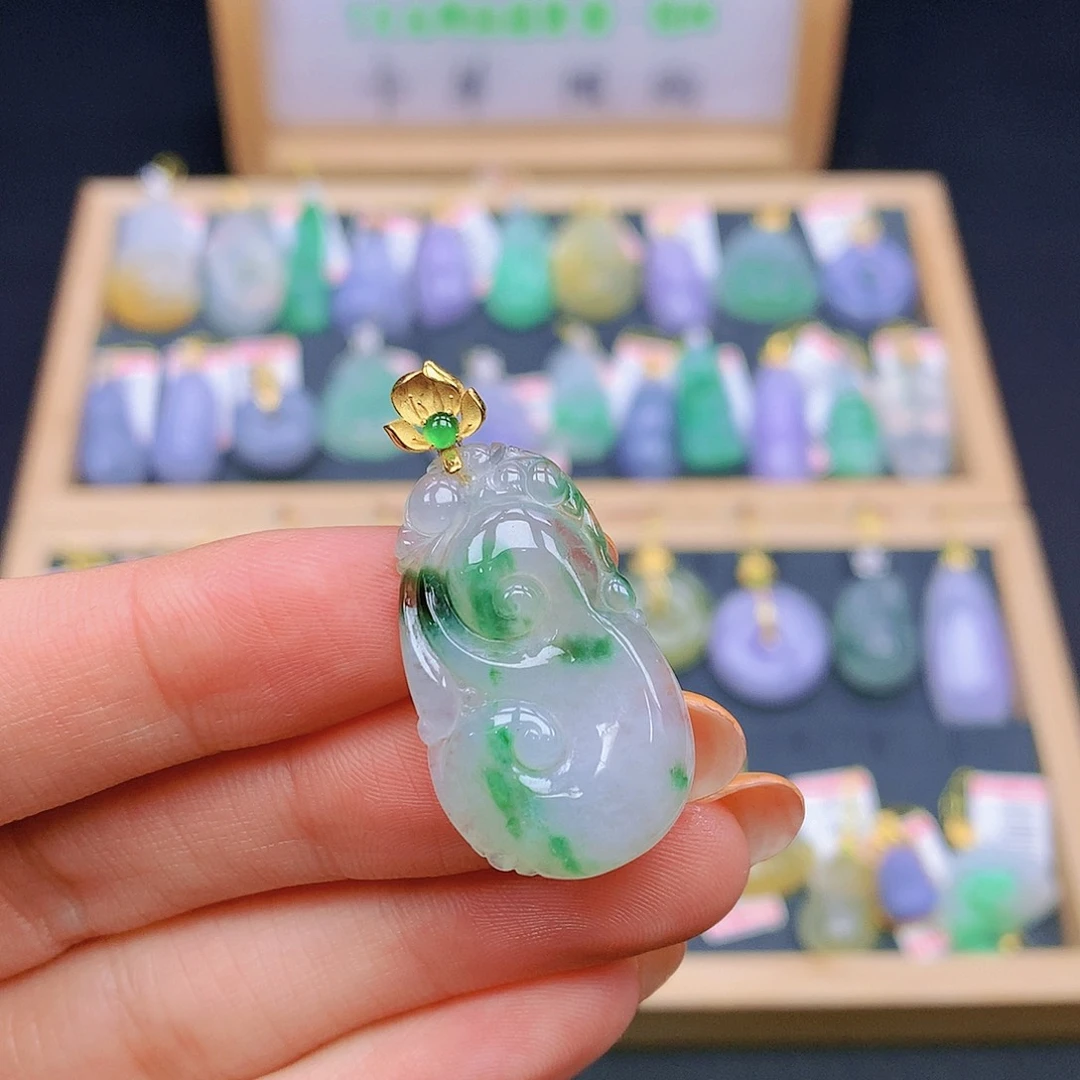 翡翠18K金镶嵌颈饰翡翠