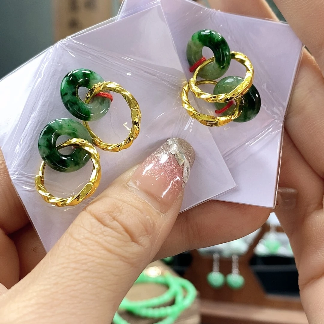 翡翠耳饰未镶嵌多样发其一