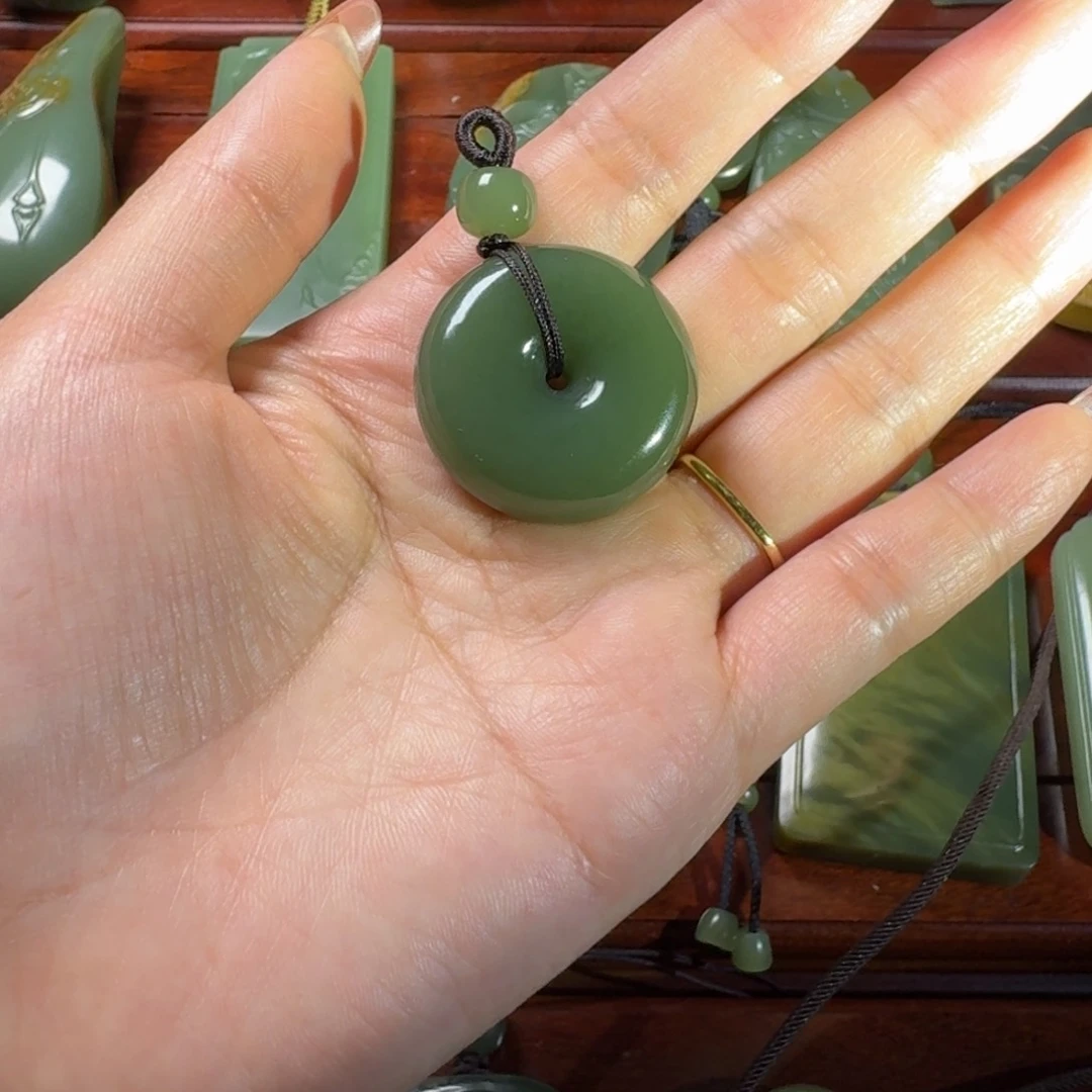 渤***哥岫岩河磨玉（透闪石质玉）未镶嵌挂件