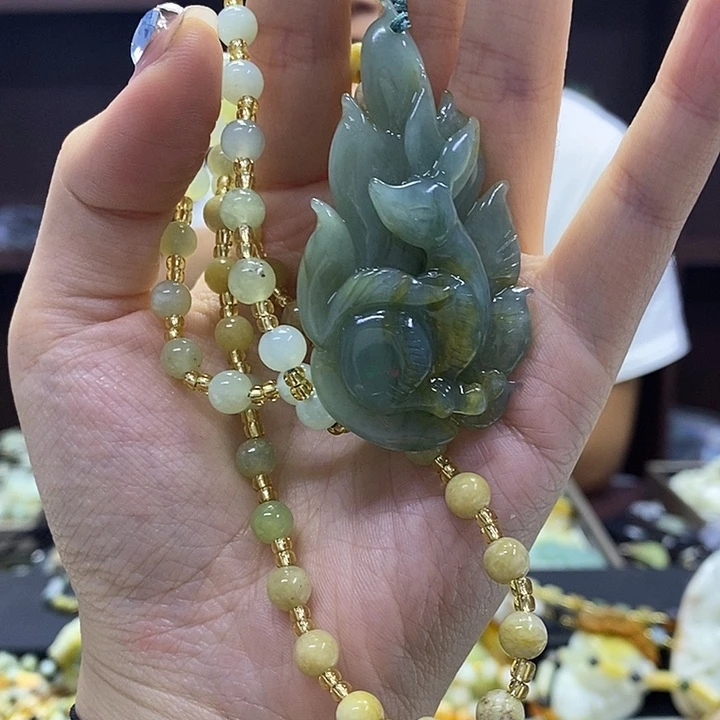 蛇纹石玉未镶嵌颈饰