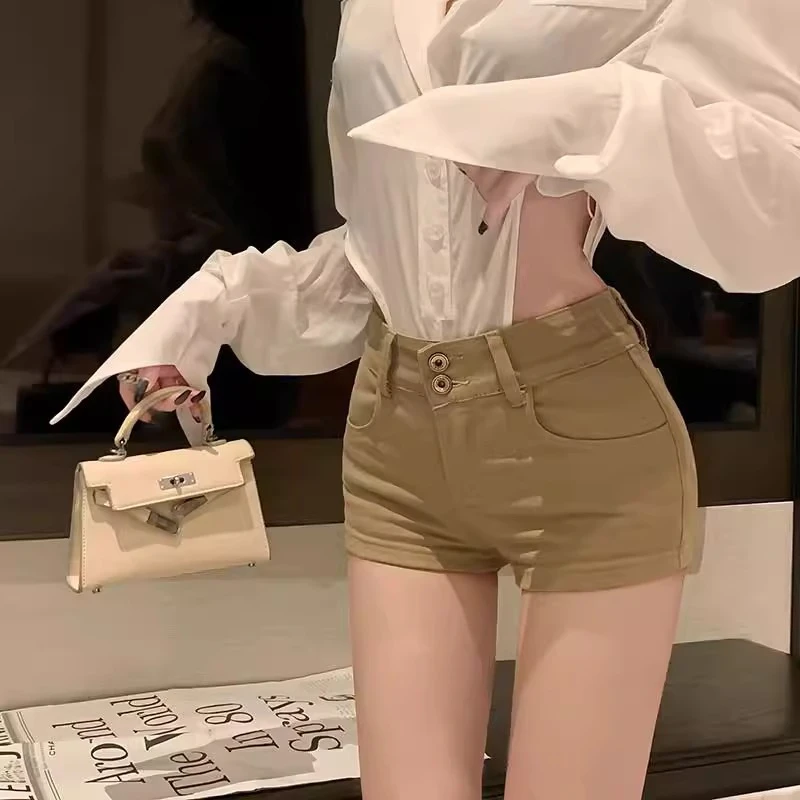 雪千羽美式辣妹性感包臀牛仔短裤女春夏新款低腰卡其色显瘦超短裤