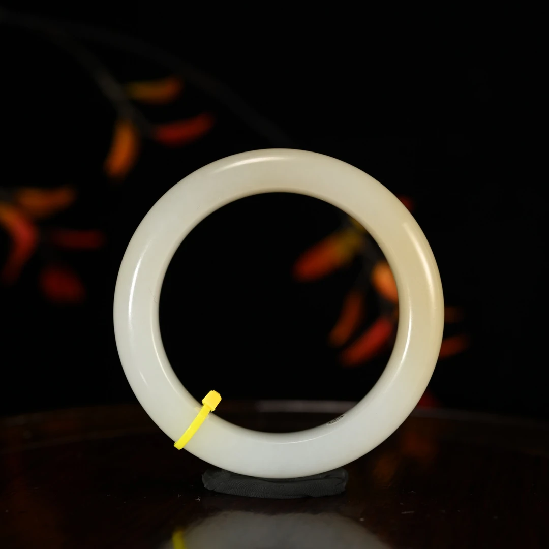 LOT8828 25YU109461和田玉且末糖手镯/匡时