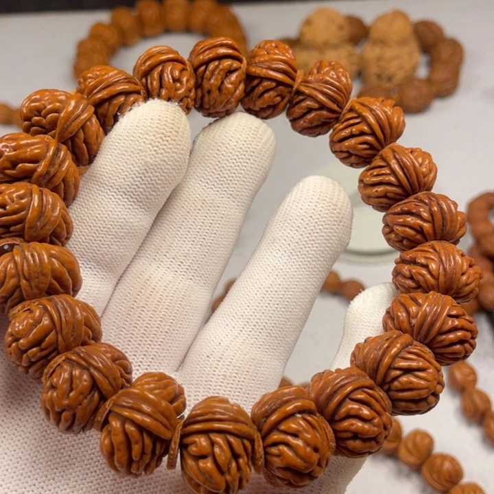 1号链接桃核手串一个