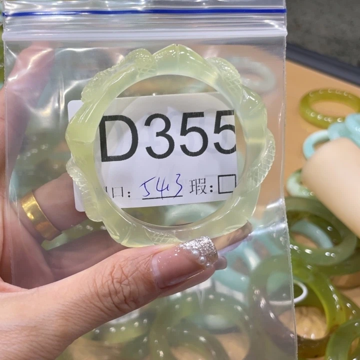 未镶嵌蛇纹石玉手镯猫*。