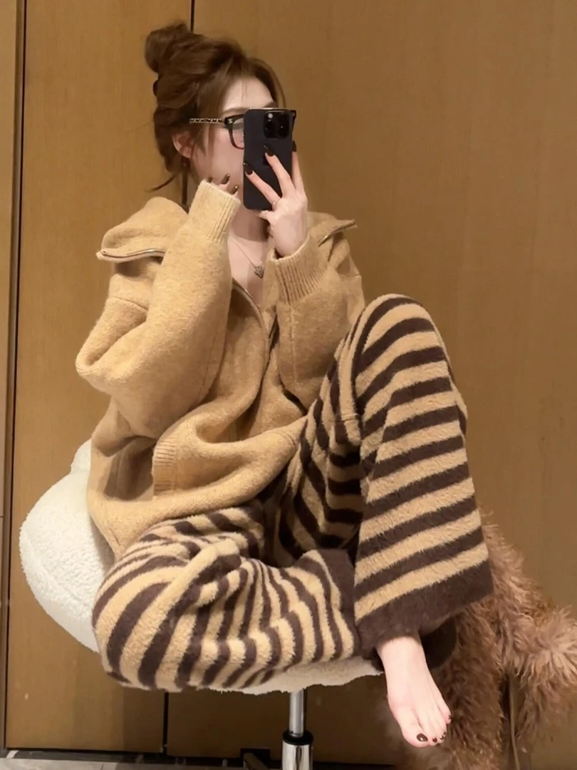 巨好看的软糯针织卫衣套装女秋冬卡其色条纹休闲裤保暖两件套裤装