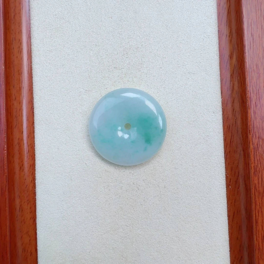 美***酱翡翠未镶嵌颈饰孤品