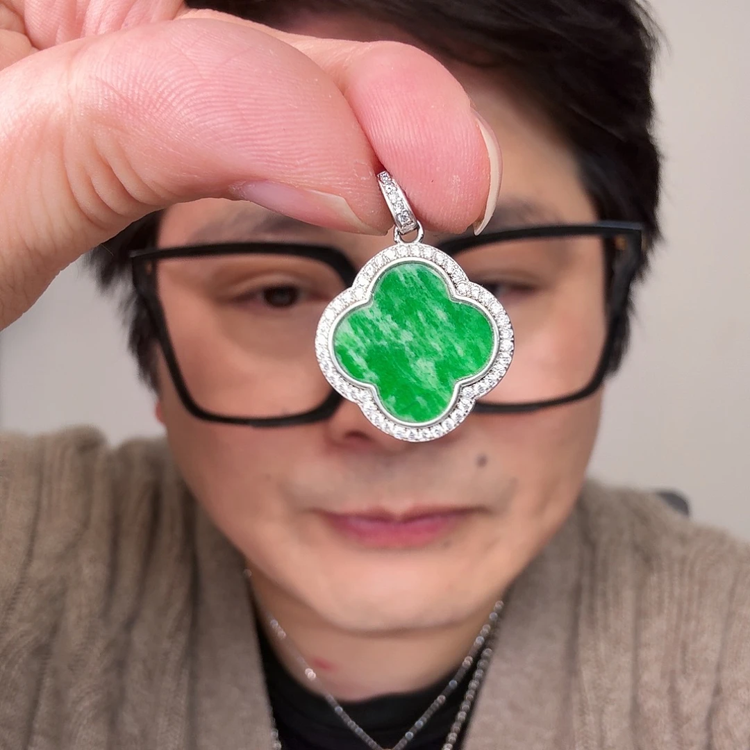 翡翠未镶嵌颈饰一件