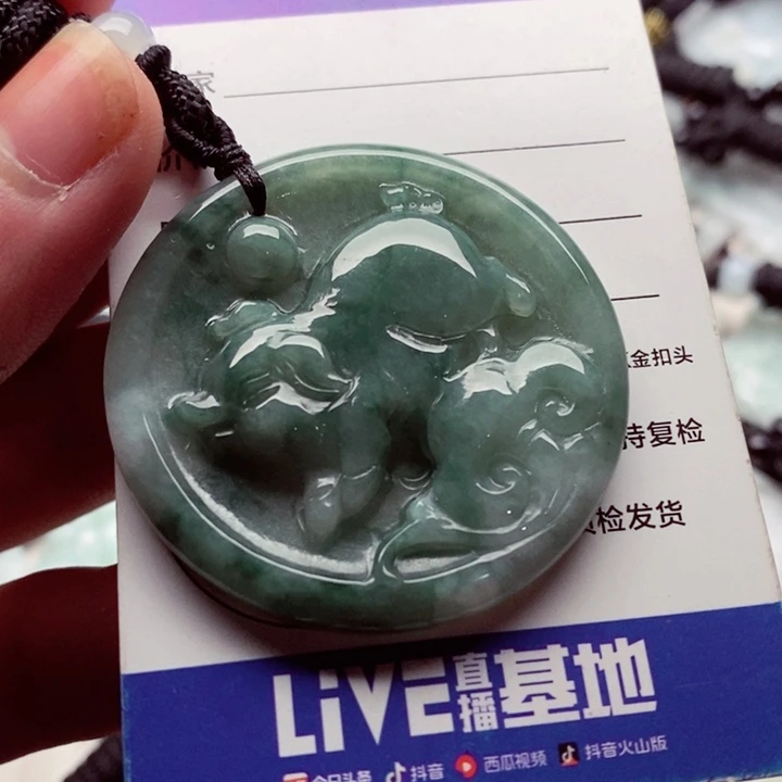 翡翠挂件未镶嵌翡翠