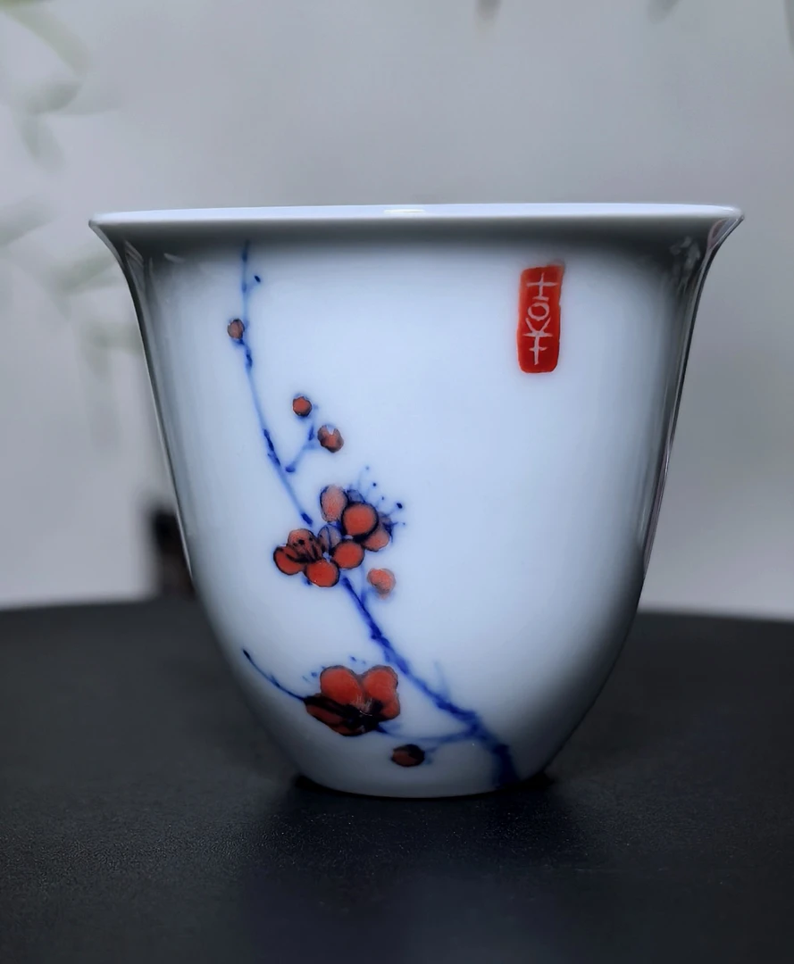 宇君堂原创设计釉下五彩《梅》一口杯