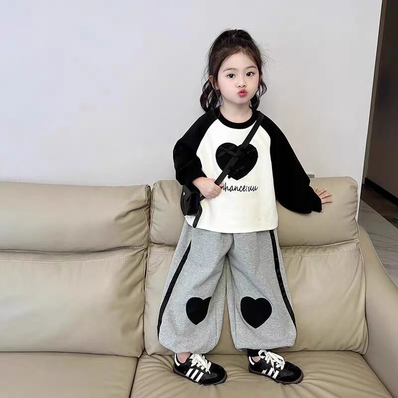 女童春秋季套装2025新款儿童宝宝洋气爱心插肩卫衣运动卫裤两件套