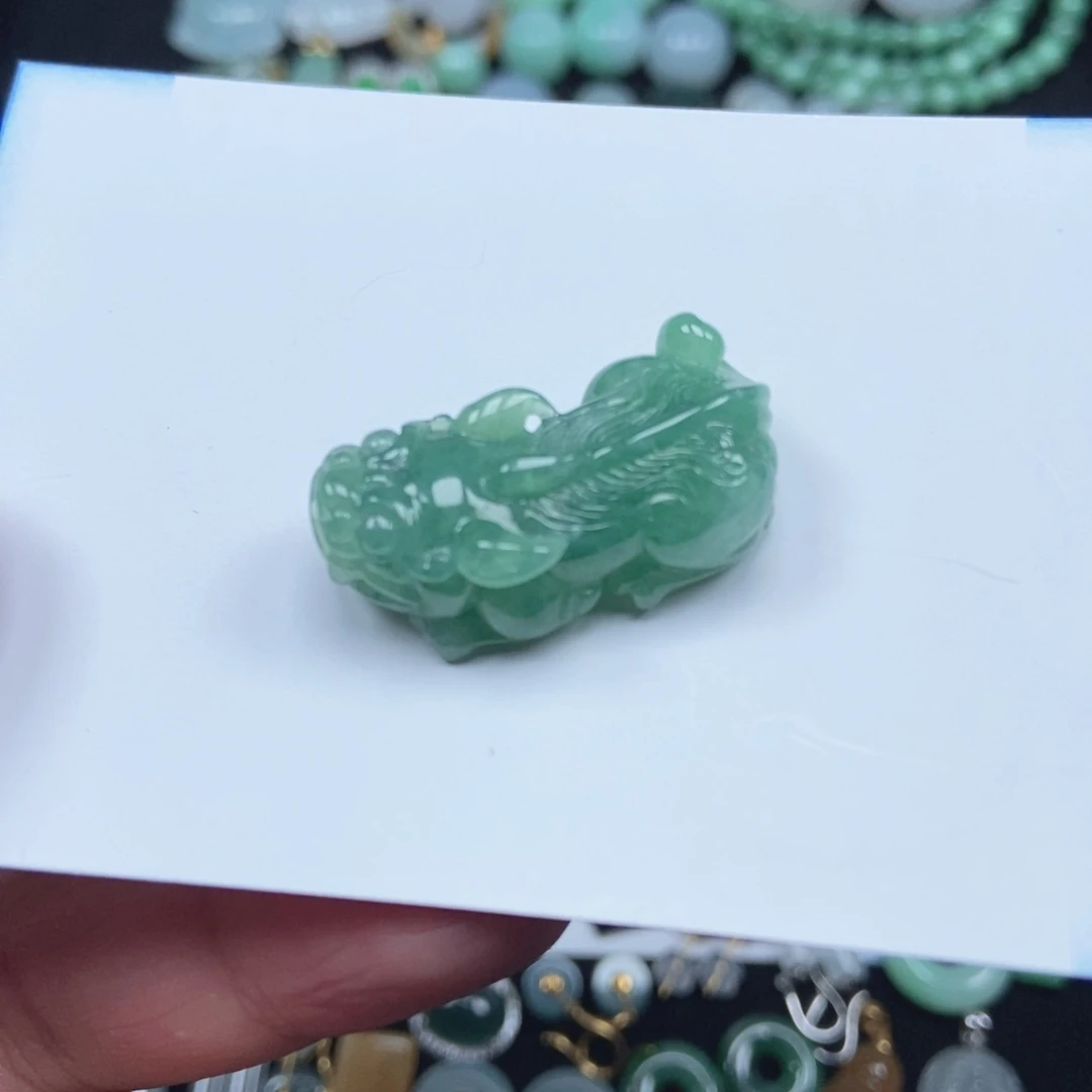 翡翠未镶嵌颈饰貔貅