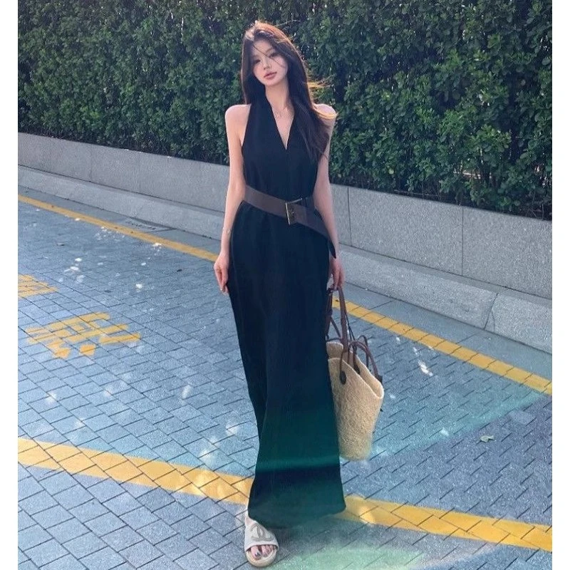 辨妹风黑色V领挂脖连衣裙2025新款女夏季气质收腰显瘦无袖A字长裙