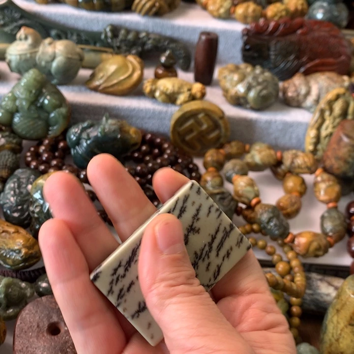 未镶嵌岫岩河磨玉（透闪石质玉）把件