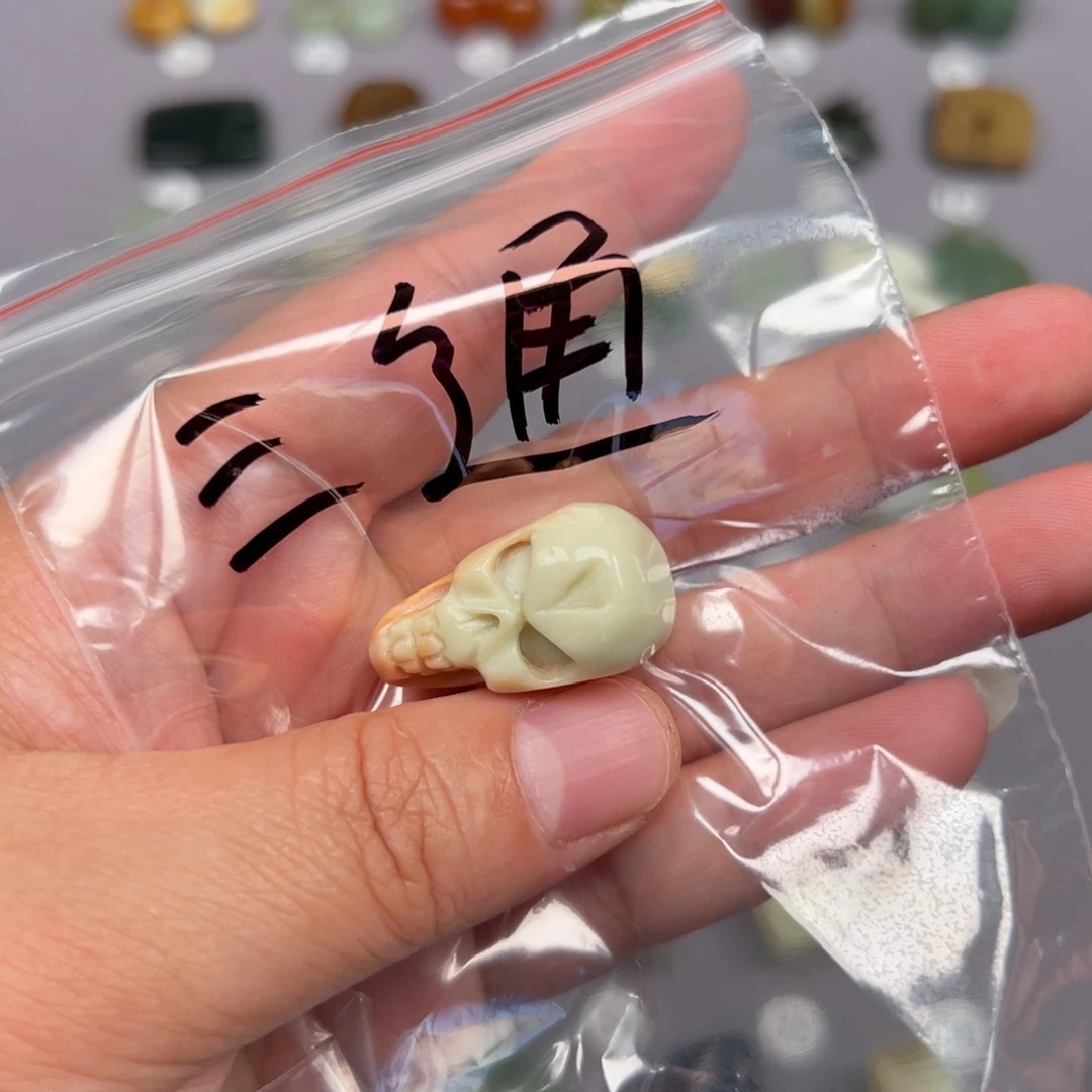 未镶嵌蛇纹石玉颈饰不*