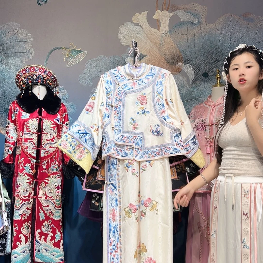 米色重工刺绣格格服套装