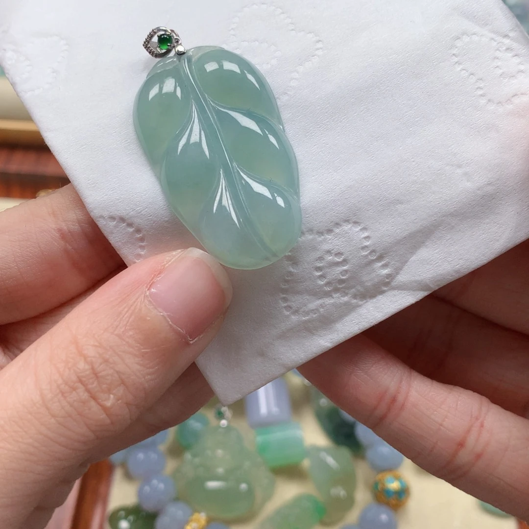 翡翠18K金镶嵌颈饰是