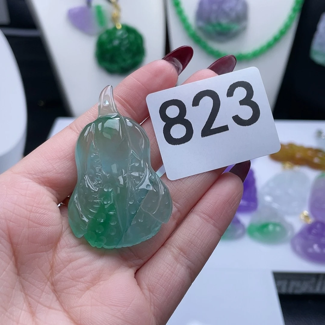 翡翠吊坠(赠链)未镶嵌