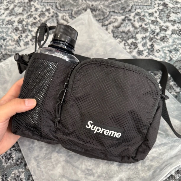 supreme 黑色 水壶斜挎包【包装丢了，有小瑕疵，介意别拍】