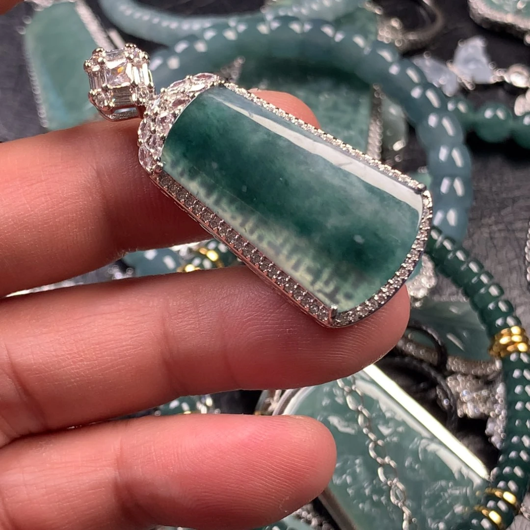 翡翠未镶嵌颈饰飘花无事牌