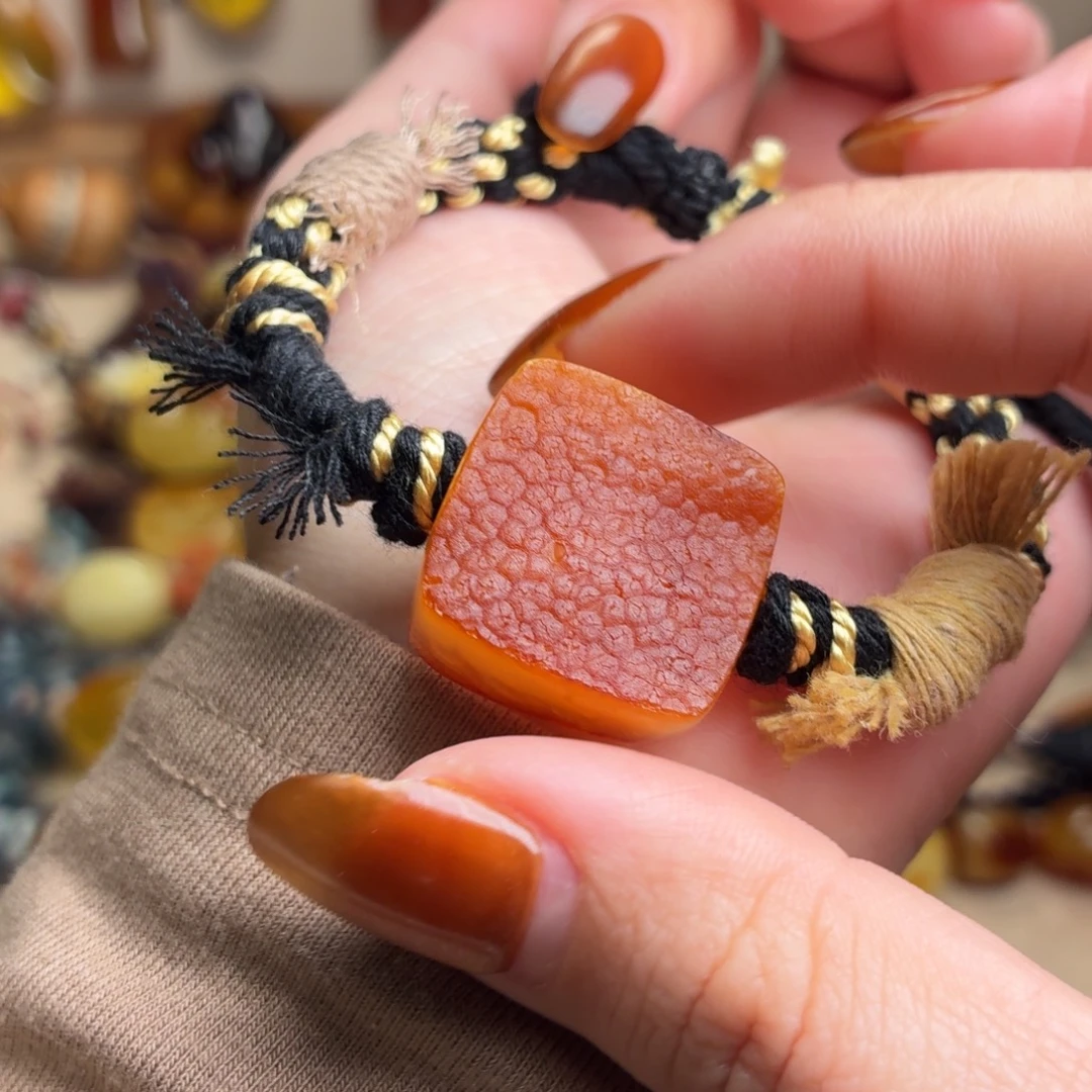 琥珀未镶嵌颈饰荔枝纹