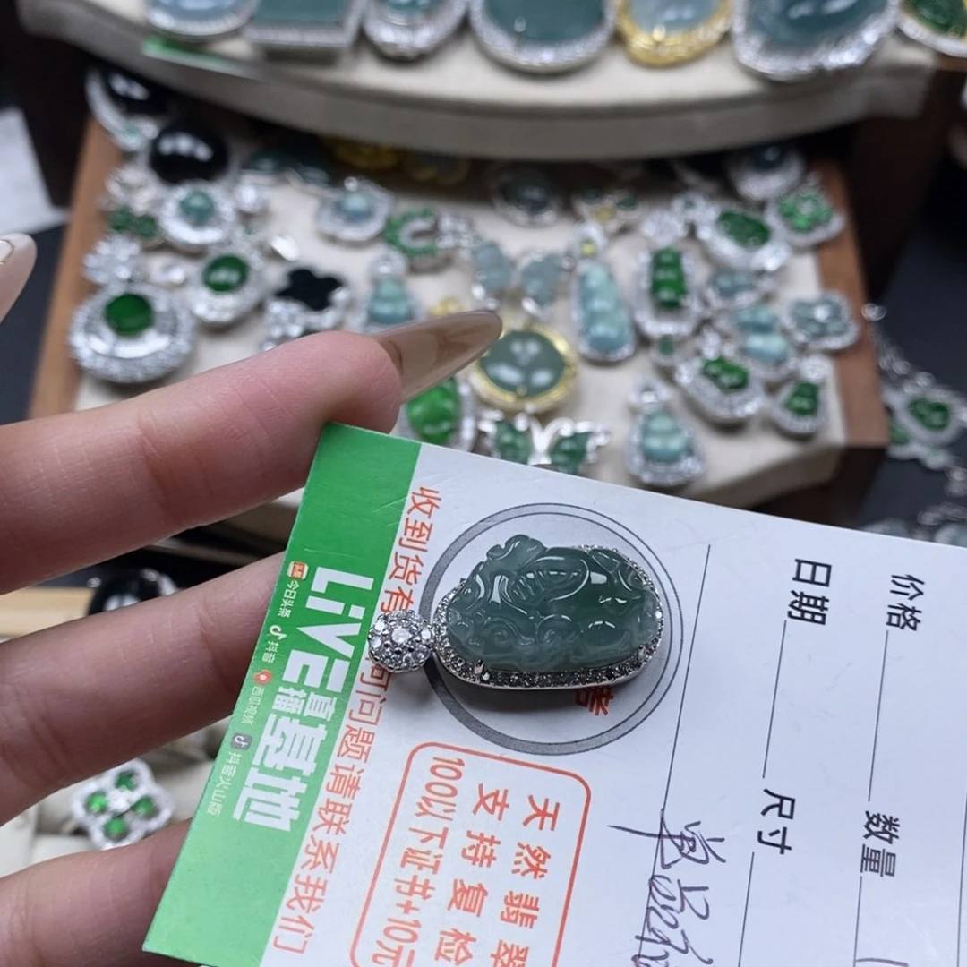 翡翠颈饰未镶嵌翡翠